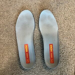 Hoka Arahi 6 gray insoles for shoes